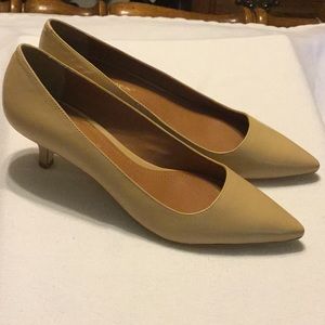 BCBG kitten heel classic shoe! 🌟